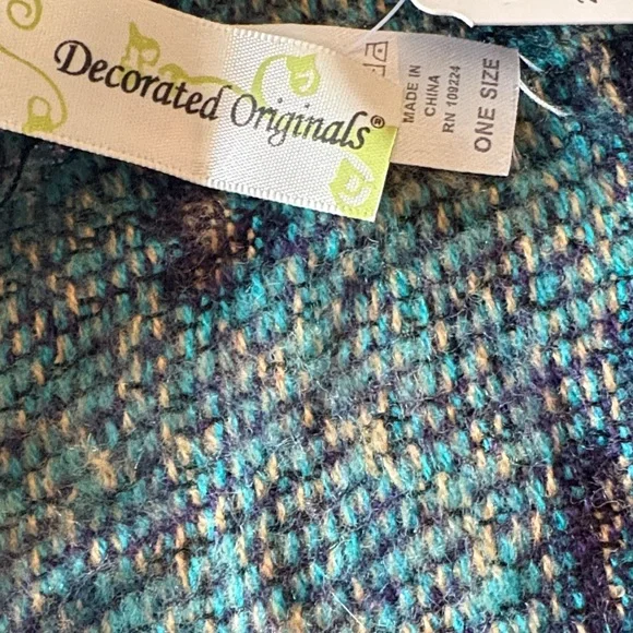 Elegant Black and Teal Paisley Shawl - Picture 6 of 6